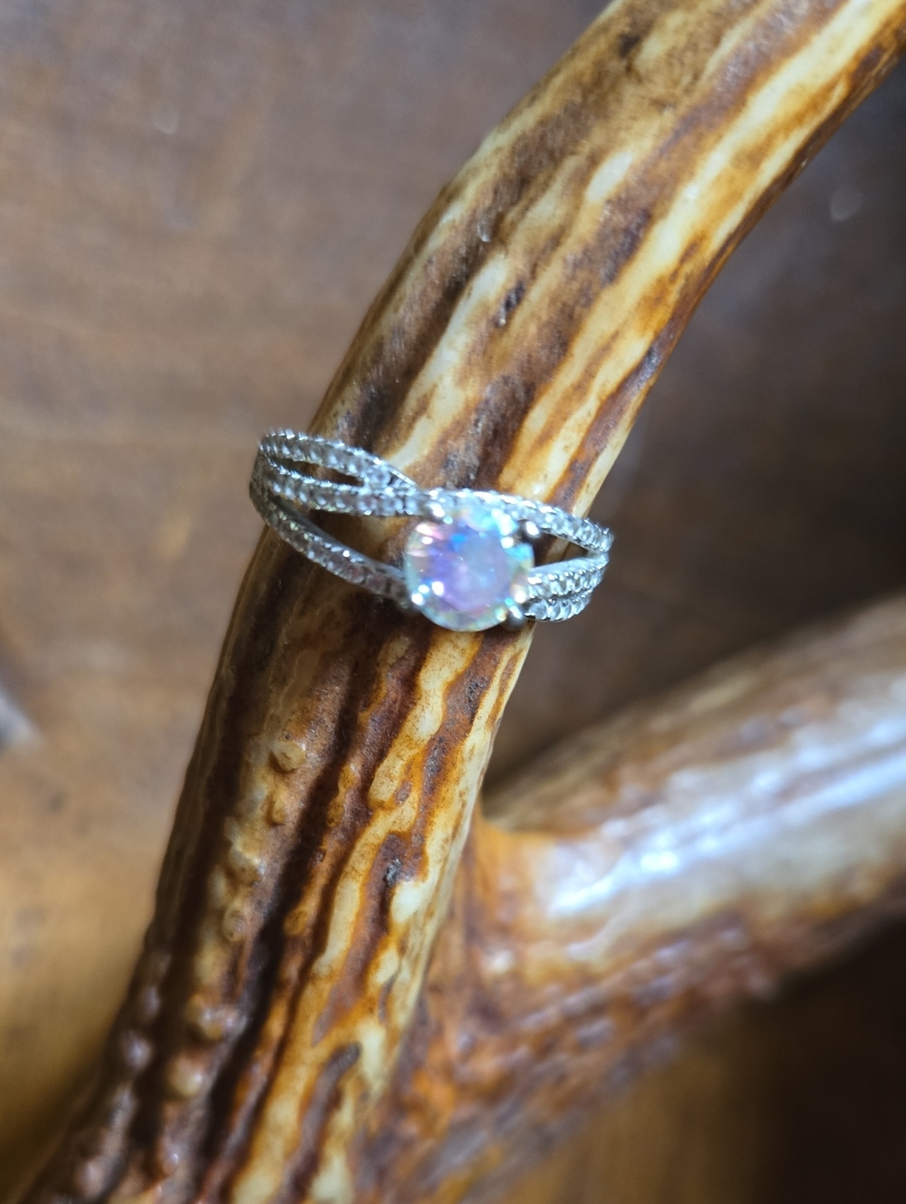 925 Sterling Silver Opal Split-Shank Ring - Iridescent Pink/White